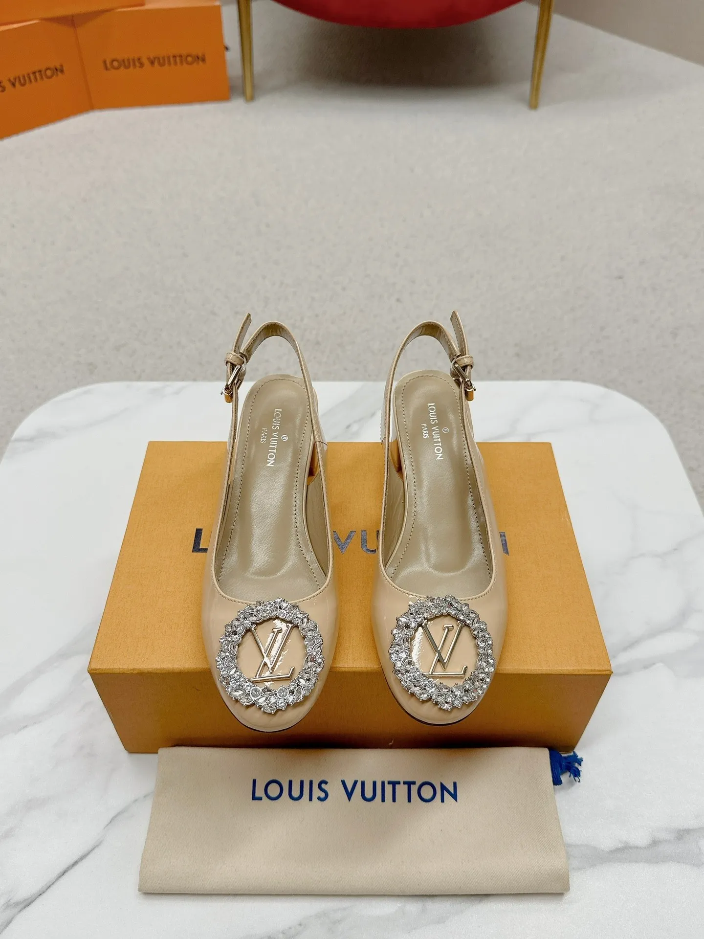👟👟Ex-factory price 580👟👟 👑 Lv shoes This Urban Twist women's shoe is a stylish upgrade to the classic stiletto style. It is made of smooth calfskin upper with a bright silver metal toe and is engraved with the LV Circle logo, highlighting the Louis Vuitton brand characteristics. Detailed features: Calfskin material Lining: Imported full-grain sheepskin Foot pads: Imported full-grain sheepskin sole Italian genuine leather sole Heel height Two height sizes: 34-40 (34.40.41 customization is not returnable)